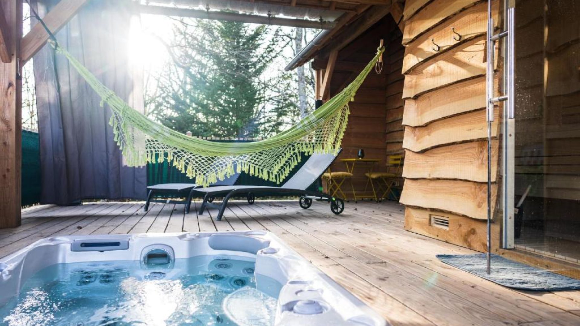 Cabane romantique en bois avec spa privatif pour un week-end en couple