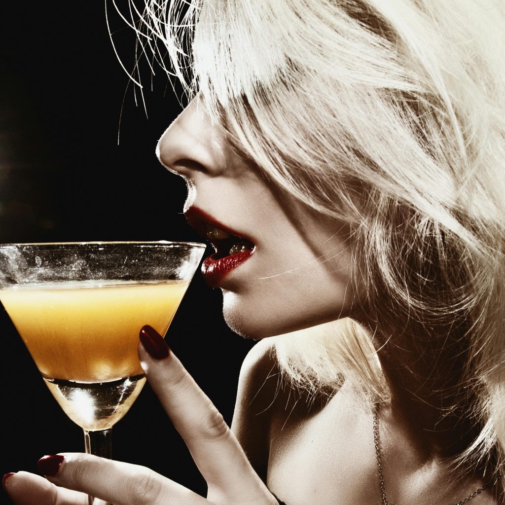 Comment organiser une soirée sensuelle avec accessoires et ambiance érotique ?