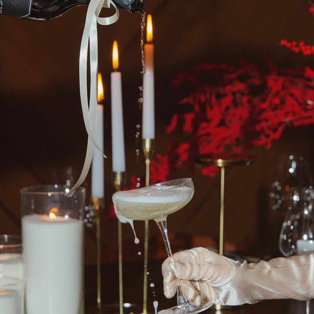 Comment organiser une soirée sensuelle avec accessoires et ambiance érotique ?