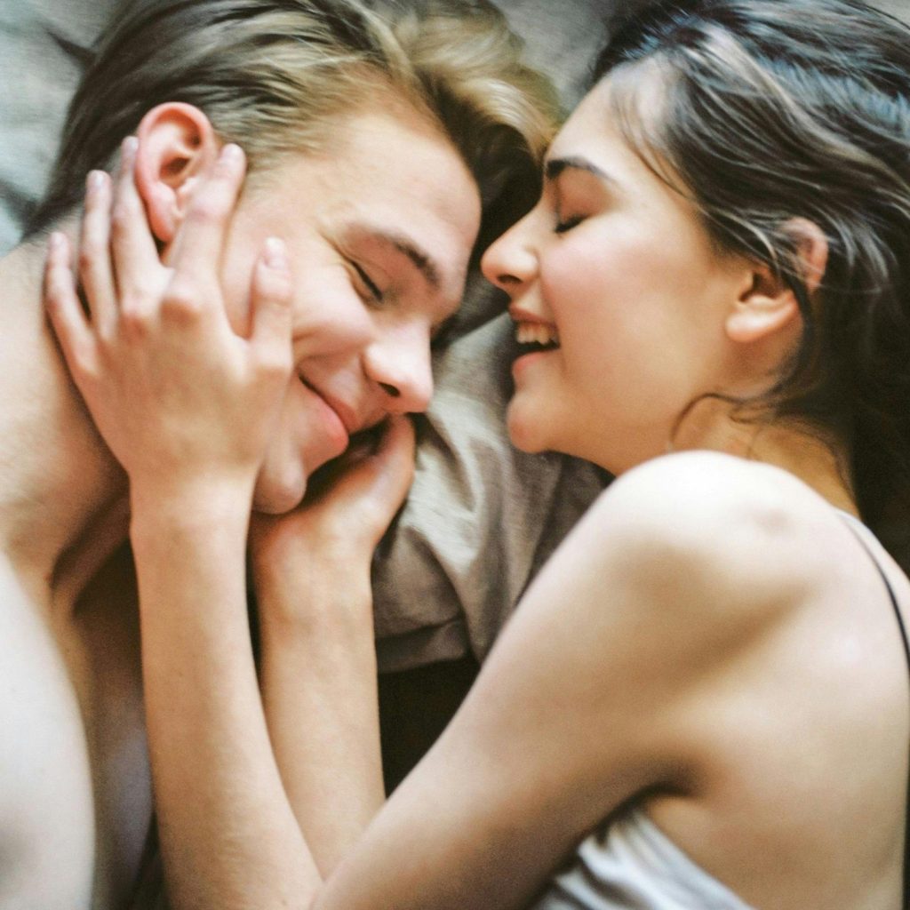 Le pouvoir du regard et du toucher dans l’intimité comment en jouer