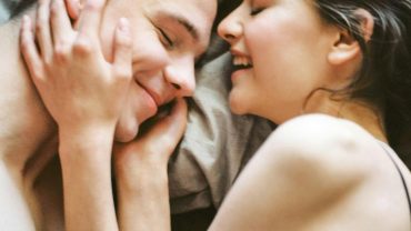 Le pouvoir du regard et du toucher dans l’intimité comment en jouer