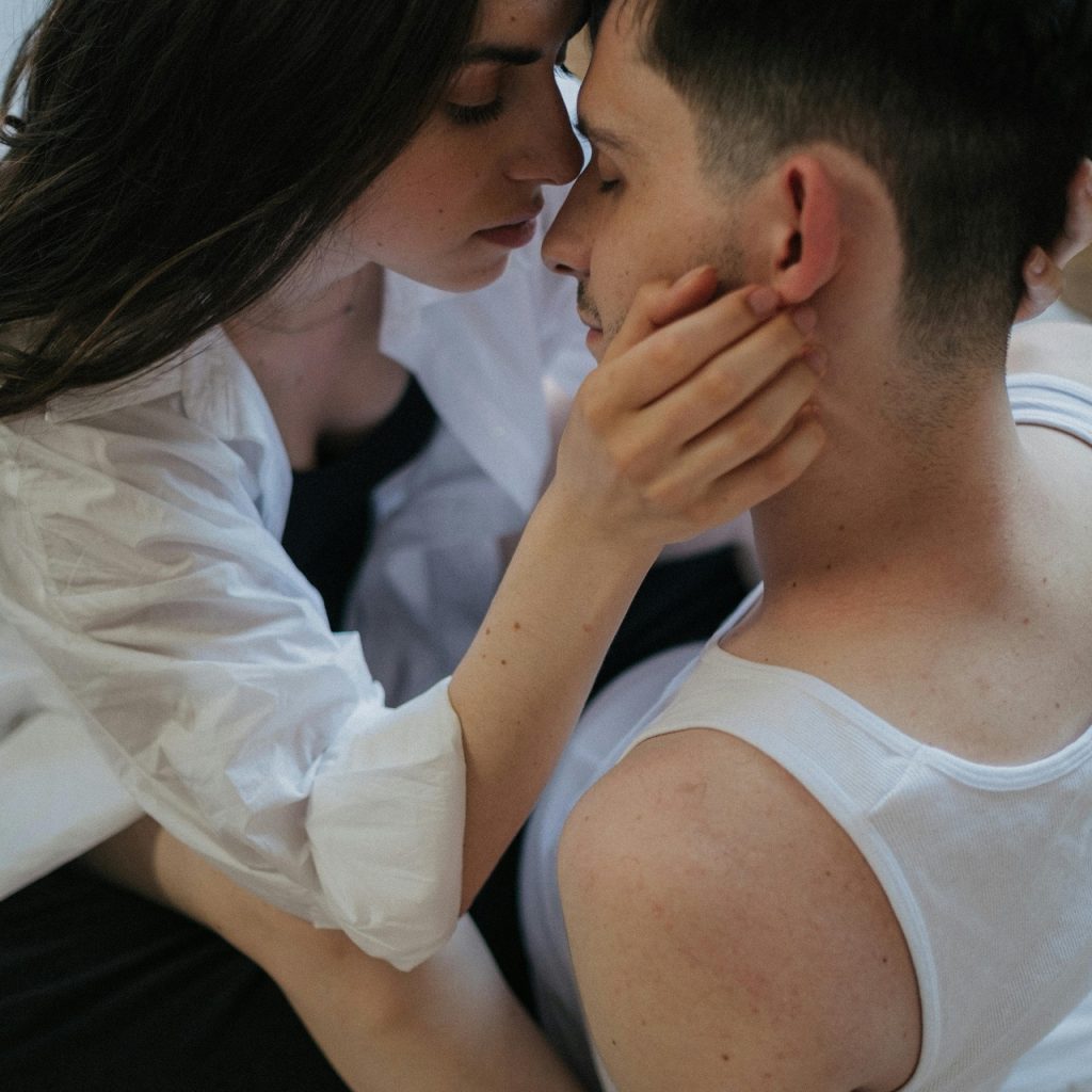 Le pouvoir du regard et du toucher dans l’intimité  comment en jouer 