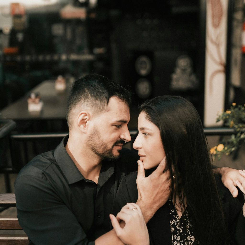 Le pouvoir du regard et du toucher dans l’intimité  comment en jouer 