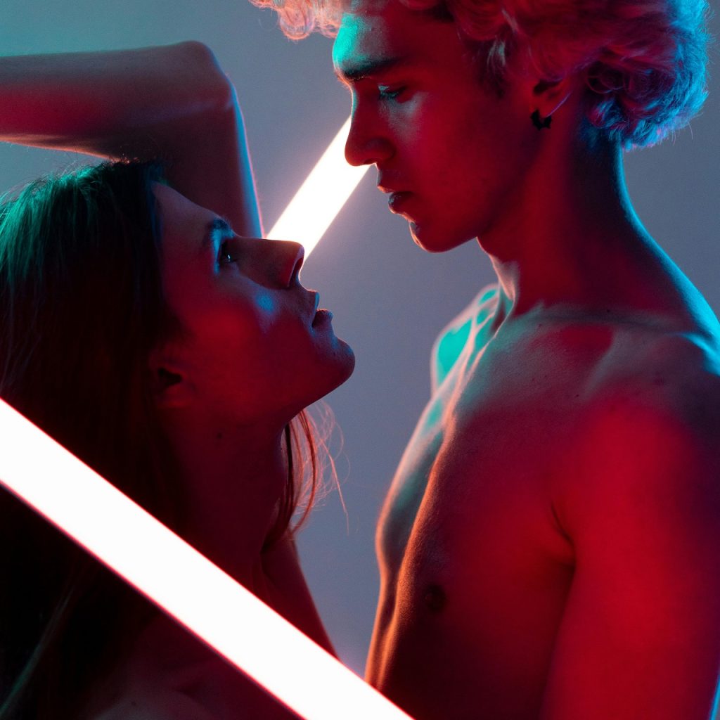 Le pouvoir du regard et du toucher dans l’intimité  comment en jouer 