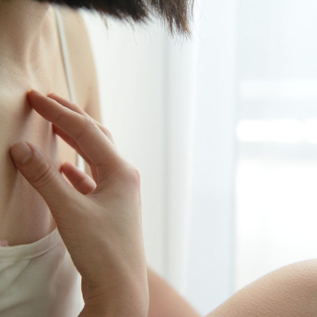Caresse sensuelle préparant un orgasme intense