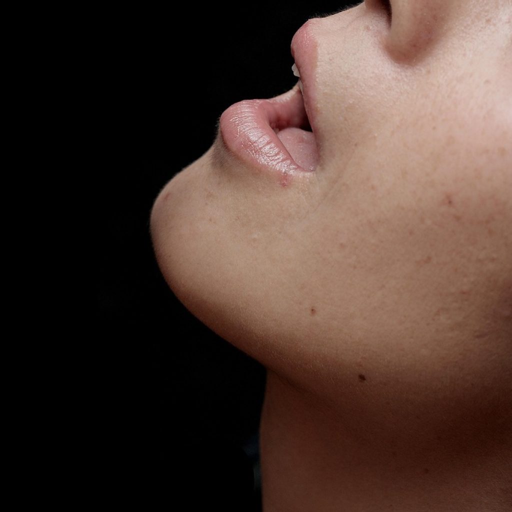 Lèvres entrouvertes exprimant le plaisir d’un orgasme intense