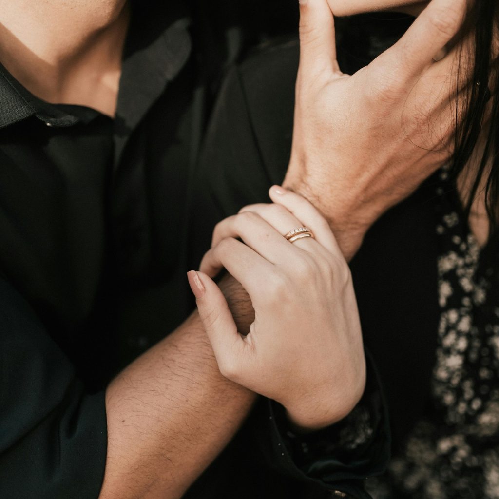 Gestes doux et mots qui excitent dans un moment d’intimité en couple