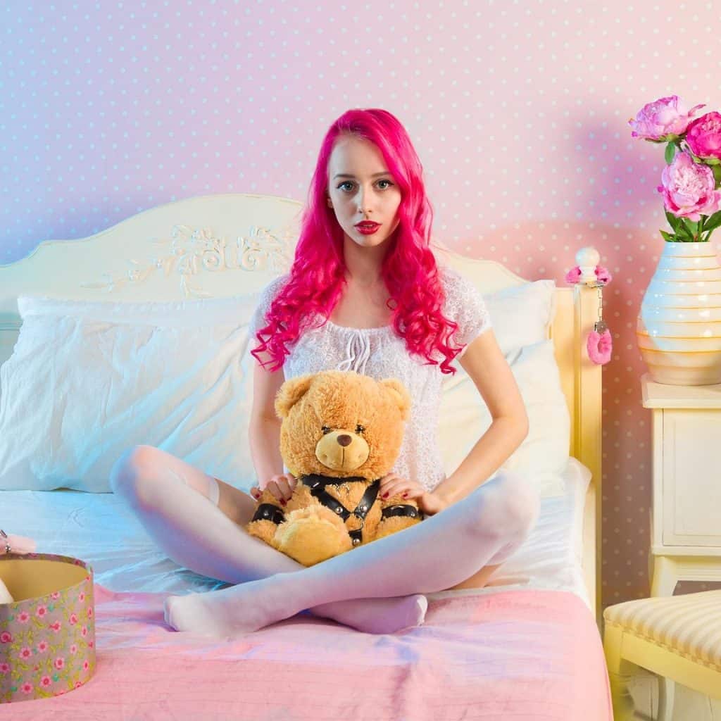 Décor romantique avec peluches et ambiance douce, idée originale pour surprendre son partenaire dans une love room à Toulouse.