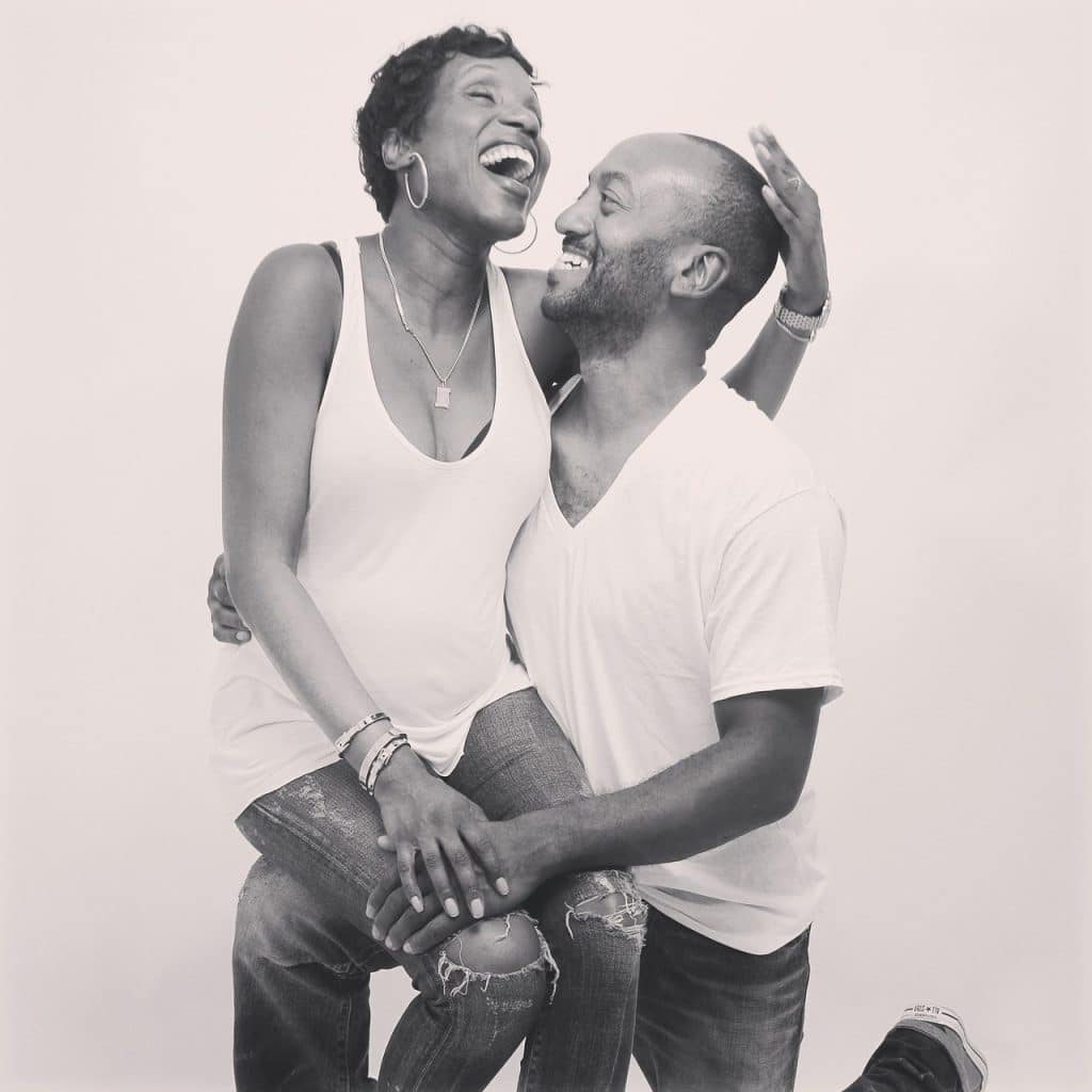 Couple complice et souriant, moment de tendresse et de rire dans une love room à Toulouse