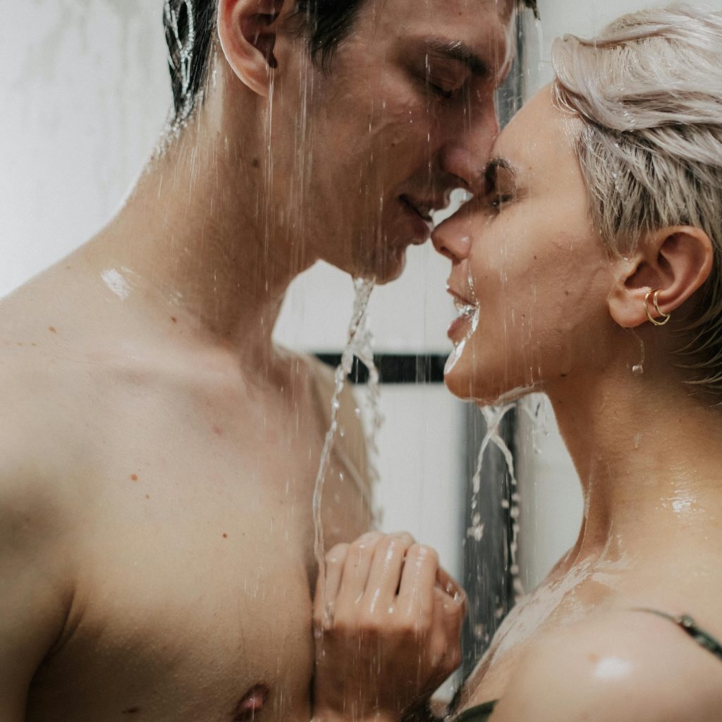 Moment romantique sous la douche dans une suite love room à Toulouse, idée du budget à prévoir pour une nuit unique.