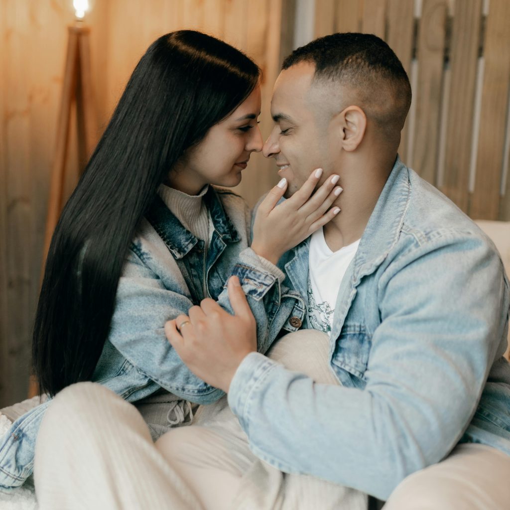 Couple complice profitant d’un moment tendre dans une love room à Toulouse, idée du coût moyen d’une nuit romantique.