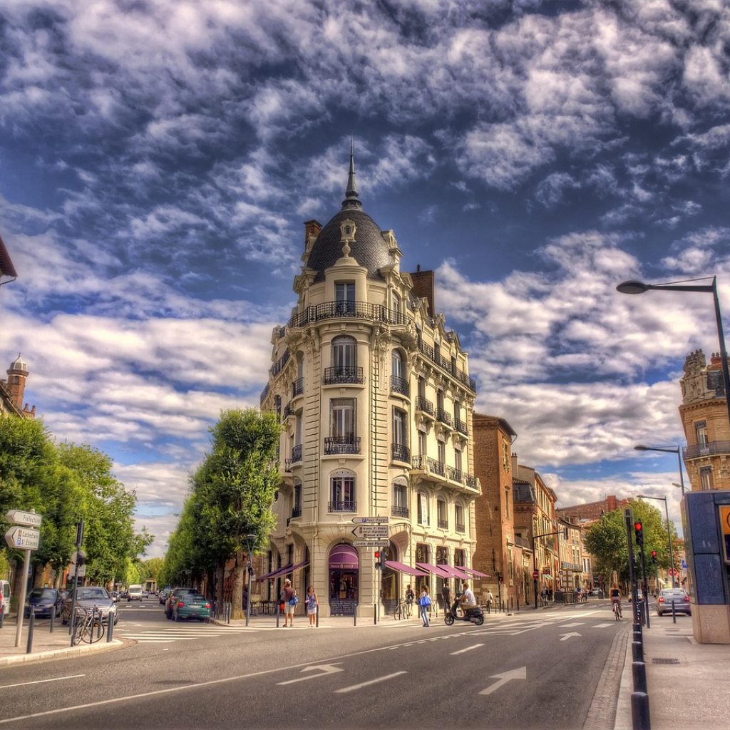 Rue emblématique de Toulouse avec immeubles haussmanniens, cadre idéal pour trouver une love room à prix abordable.