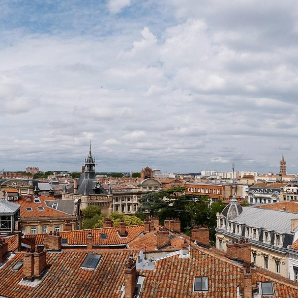 Vue panoramique sur les toits de Toulouse, quartier prisé pour réserver une nuit en love room romantique.