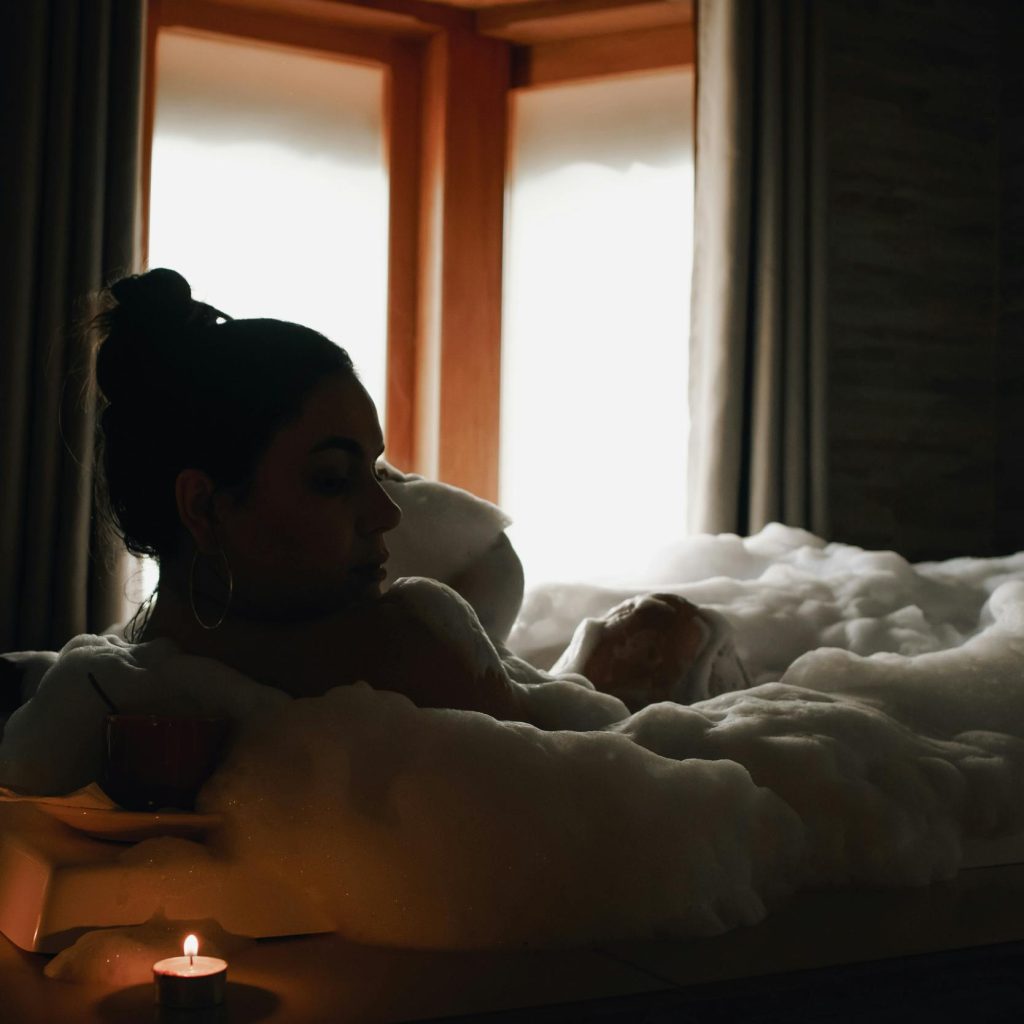 Instant cocooning dans une suite romantique à Toulouse, illustrant la différence entre love room et hôtel classique.