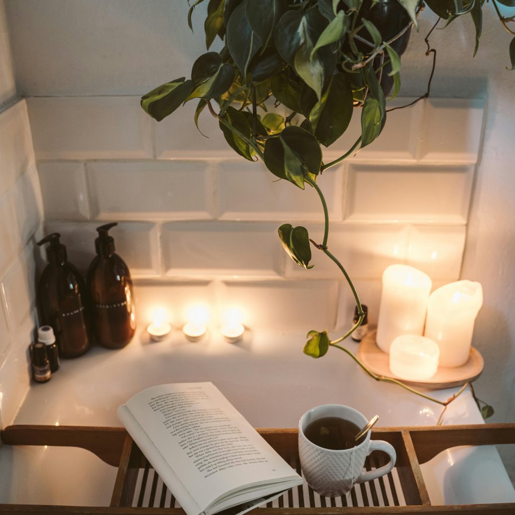 Ambiance détente dans une salle de bain romantique avec bougies, typique d’une love room ou d’un hôtel romantique à Toulouse.