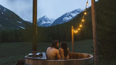 Couple profitant d’un jacuzzi extérieur en montagne, ambiance romantique façon love room à proximité de Toulouse.