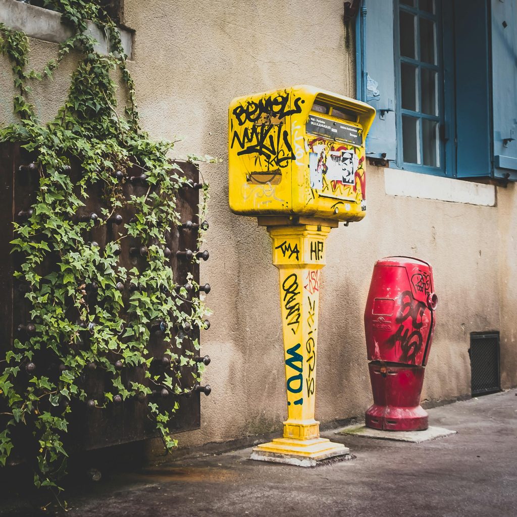 Boîte aux lettres jaune dans une ruelle urbaine, ambiance romantique pour week-end amoureux Toulouse