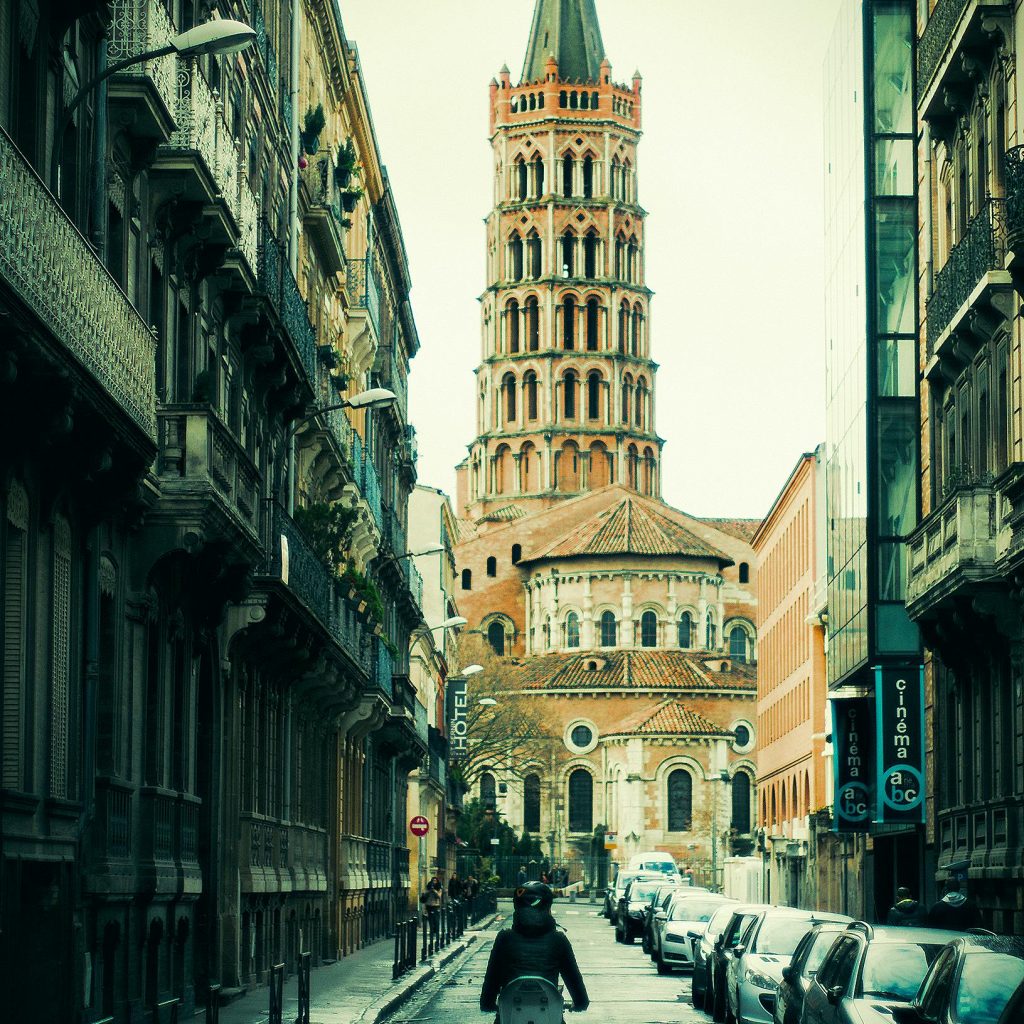 Vue d’une rue menant à une église, idéale pour une promenade romantique lors d'un Week-end amoureux Toulouse