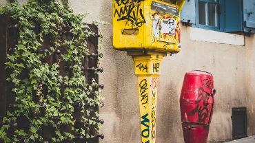 Boîte aux lettres jaune dans une ruelle urbaine, ambiance romantique pour week-end amoureux Toulouse