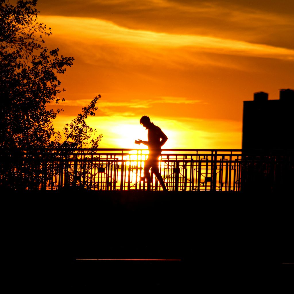 Promenade au coucher du soleil sur une passerelle à Toulouse, atmosphère idéale pour une nuit romantique dans une Love room Toulouse.