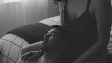 Couple profitant d’un moment intime dans une des love rooms Toulouse, ambiance romantique dans les quartiers de Toulouse.