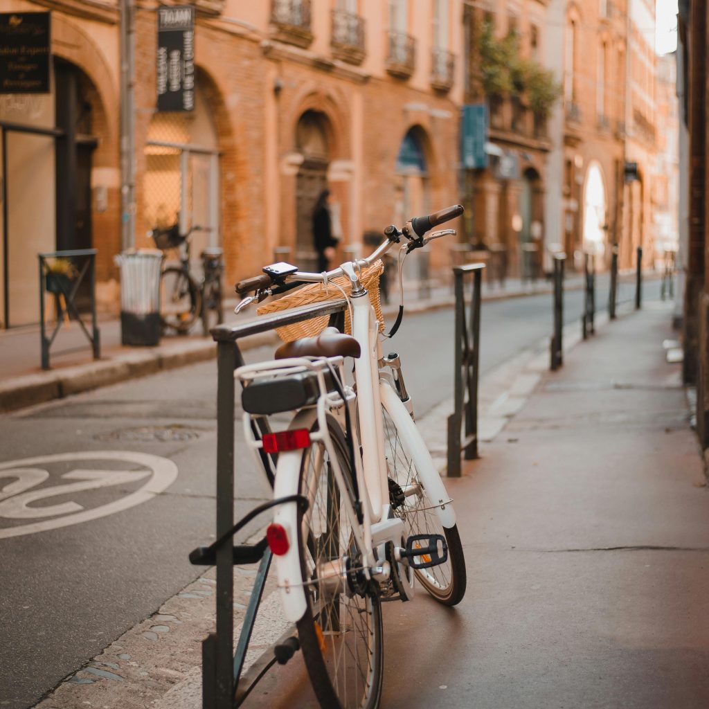 Vélo garé dans une ruelle pittoresque du centre historique de Toulouse, balade romantique en couple lors d'un séjour en Love rooms Toulouse