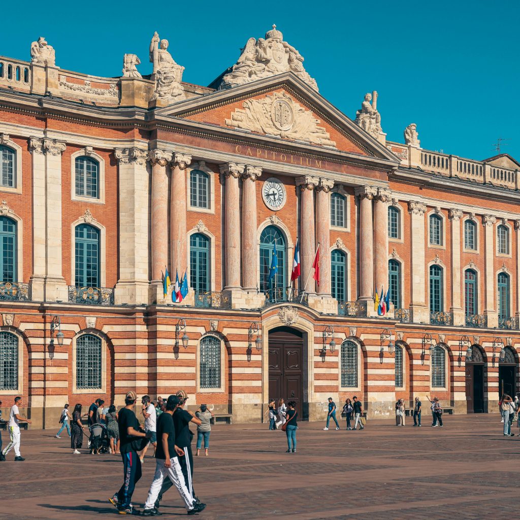 Place du Capitole à Toulouse en journée ensoleillée, l’un des quartiers incontournables pour Love Room Toulouse