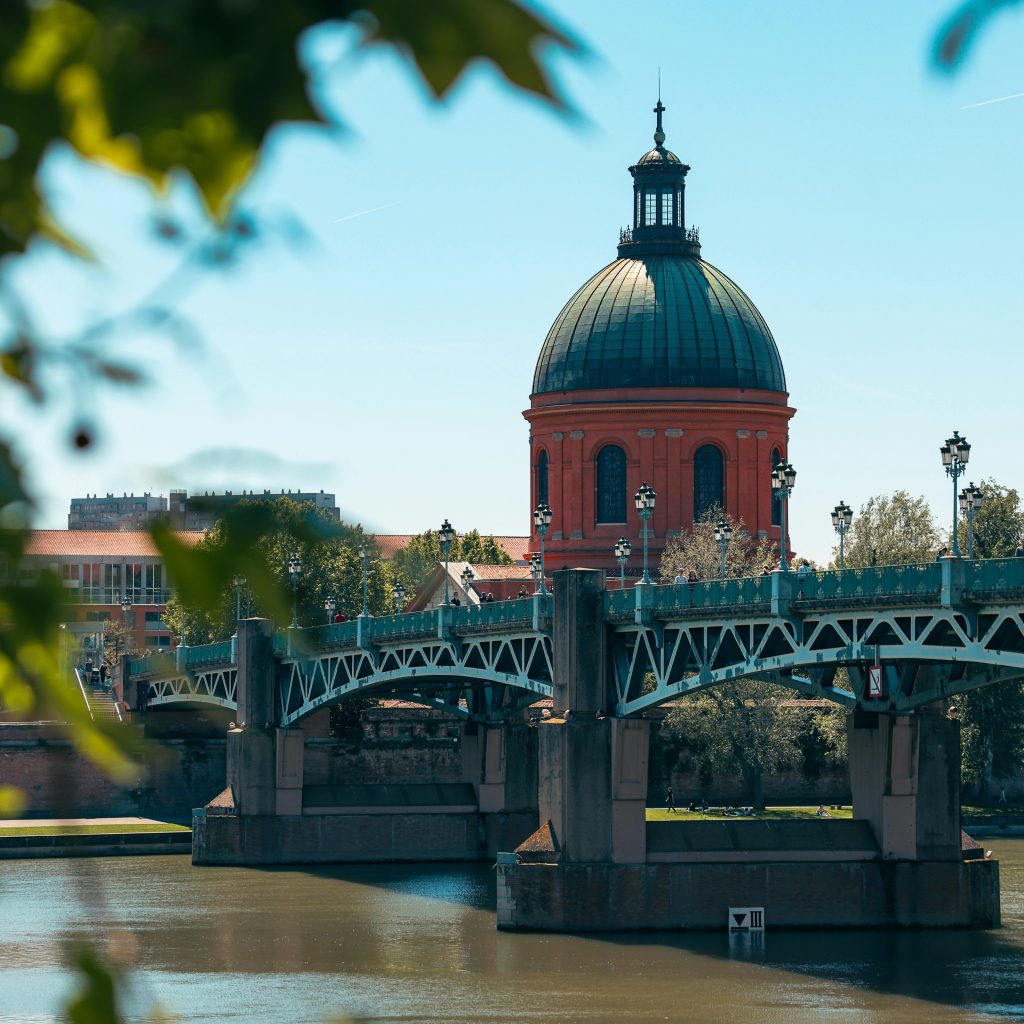 Vue sur le Dôme de la Grave et le Pont Saint-Pierre à Toulouse, cadre emblématique pour un séjour romantique en Love room Toulouse.