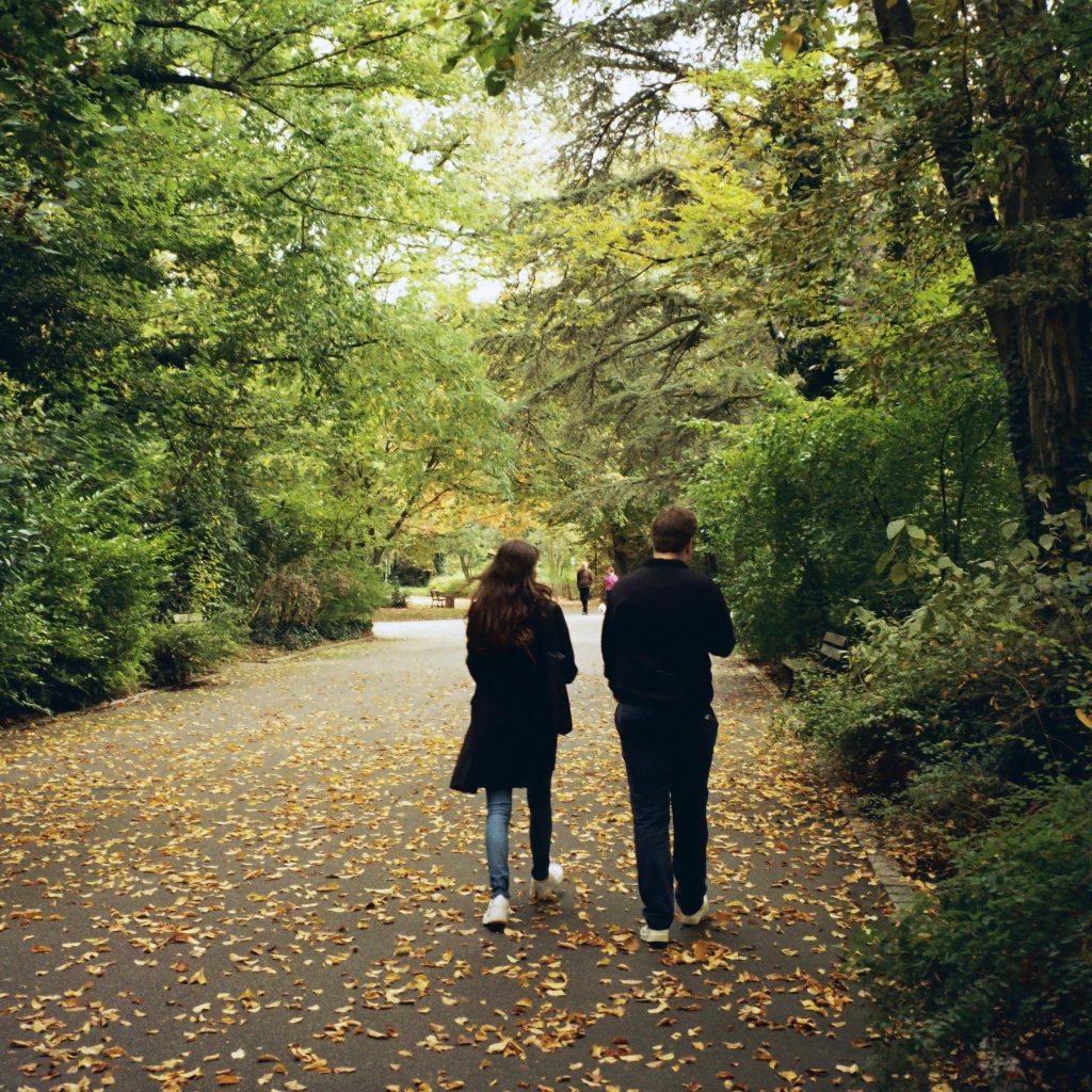 couple se promenant dans un parc pour une love room pas chère dans le Grand Est