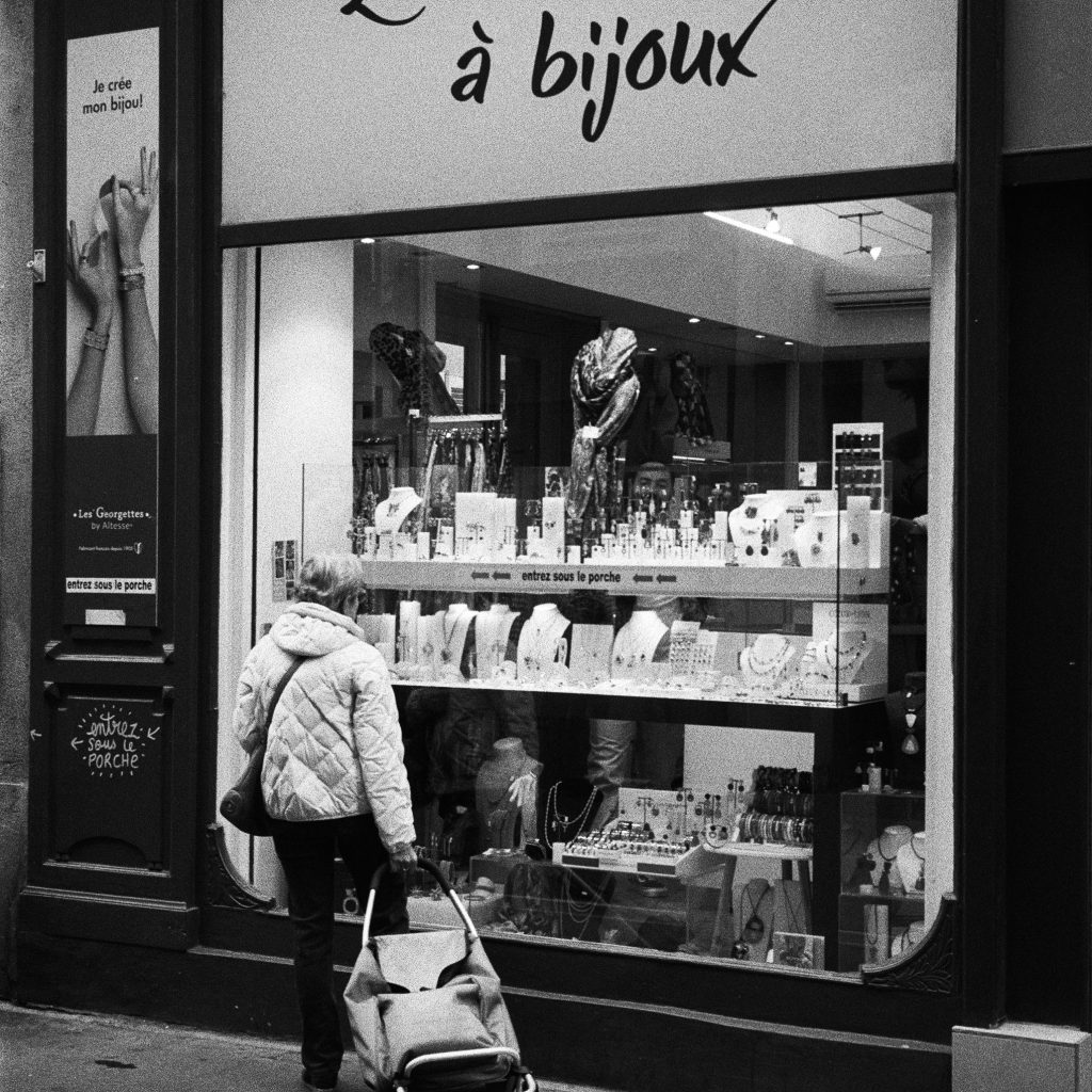 façade de la boutique La Boite à Bijoux pour une love room pas chère et romantique