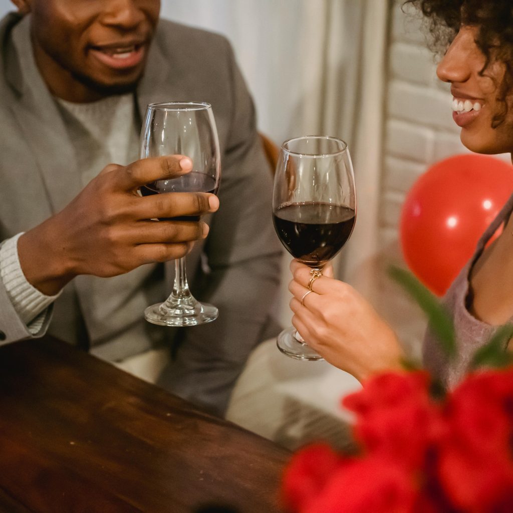 Love Room Grand Est Saint Valentin : un couple trinquant pour une soirée romantique