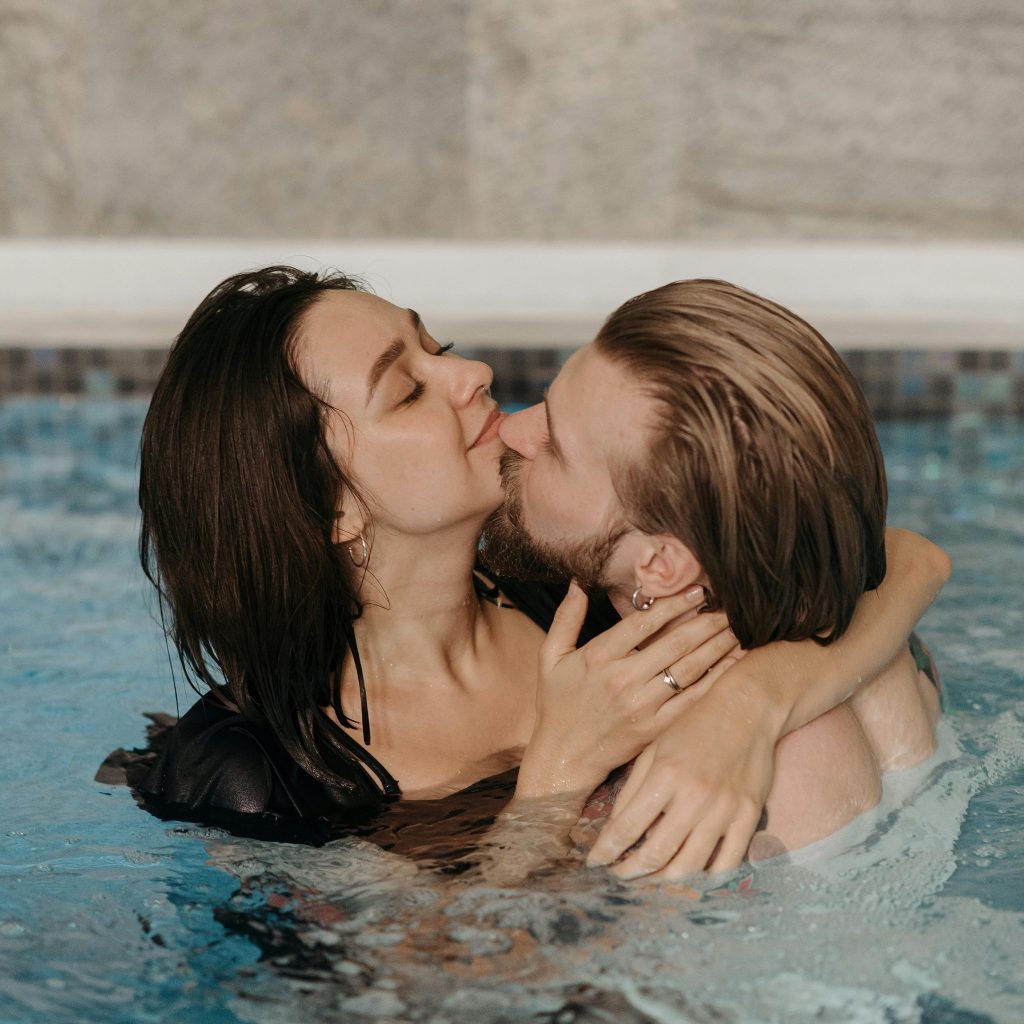 anniversaires et moments spéciaux, couple s'embrassant dans une piscine