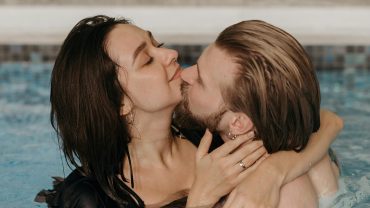 anniversaires et moments spéciaux, couple s'embrassant dans une piscine