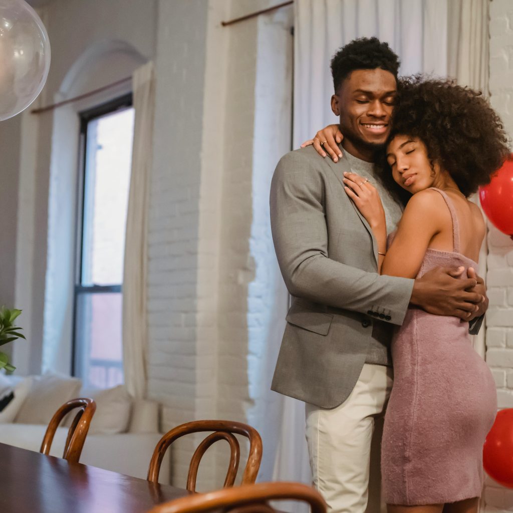 Love Room Grand Est pour Saint Valentin et anniversaires : un couple enlacé