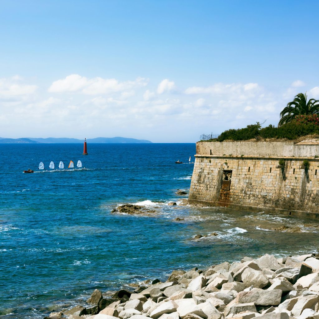 Vue sur un phare emblématique d’Ajaccio avec la mer en toile de fond, idéale pour un séjour en love room à Ajaccio avec spa privatif et vue mer.