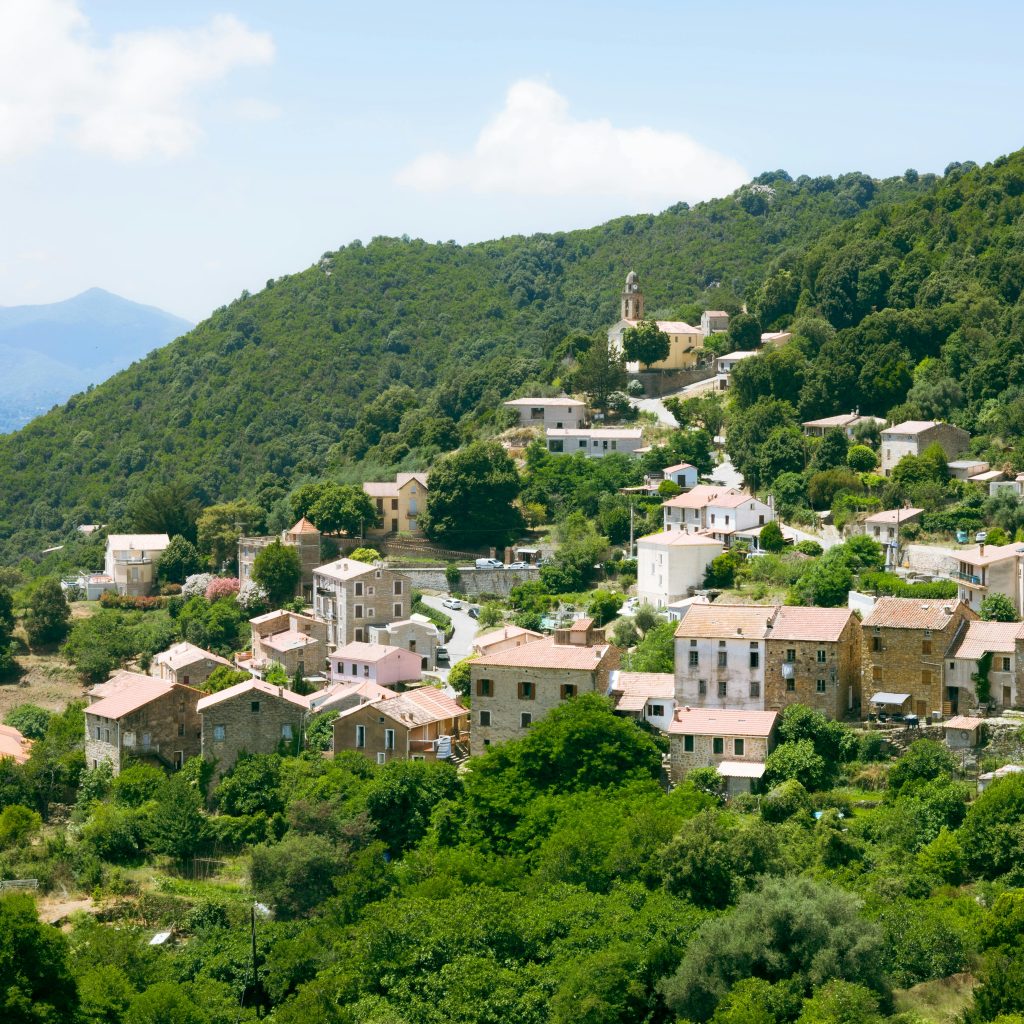 Charmant village corse niché dans les montagnes autour d’Ajaccio, parfait pour une escapade romantique entre terre et mer.