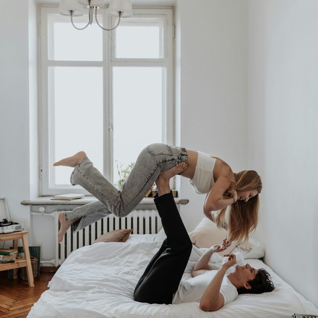 Couple profitant d’un séjour détente dans une love room à Ajaccio, entre rires, amour et confort moderne.