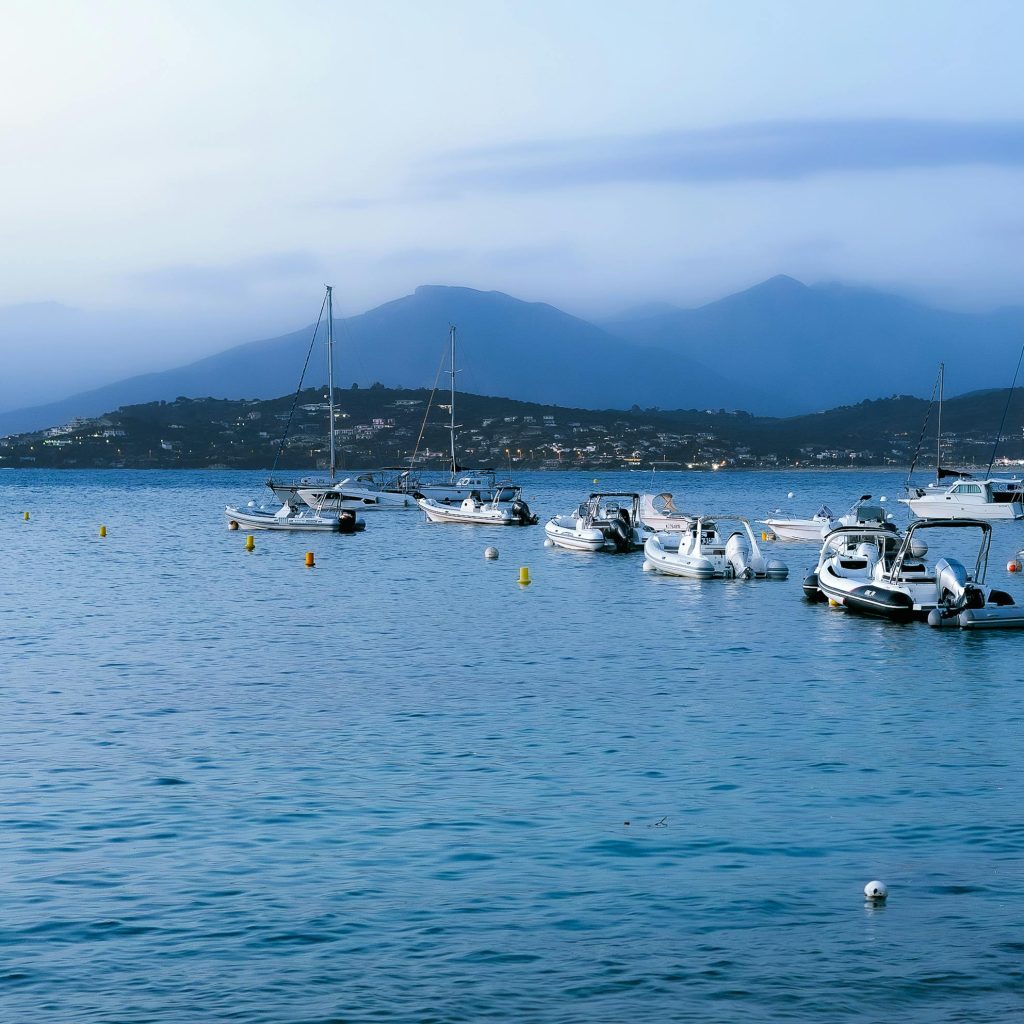 Vue imprenable sur la baie d’Ajaccio avec bateaux et montagnes, cadre rêvé pour une love room avec spa privatif et vue mer.