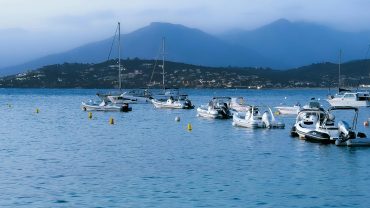 Vue imprenable sur la baie d’Ajaccio avec bateaux et montagnes, cadre rêvé pour une love room avec spa privatif et vue mer.
