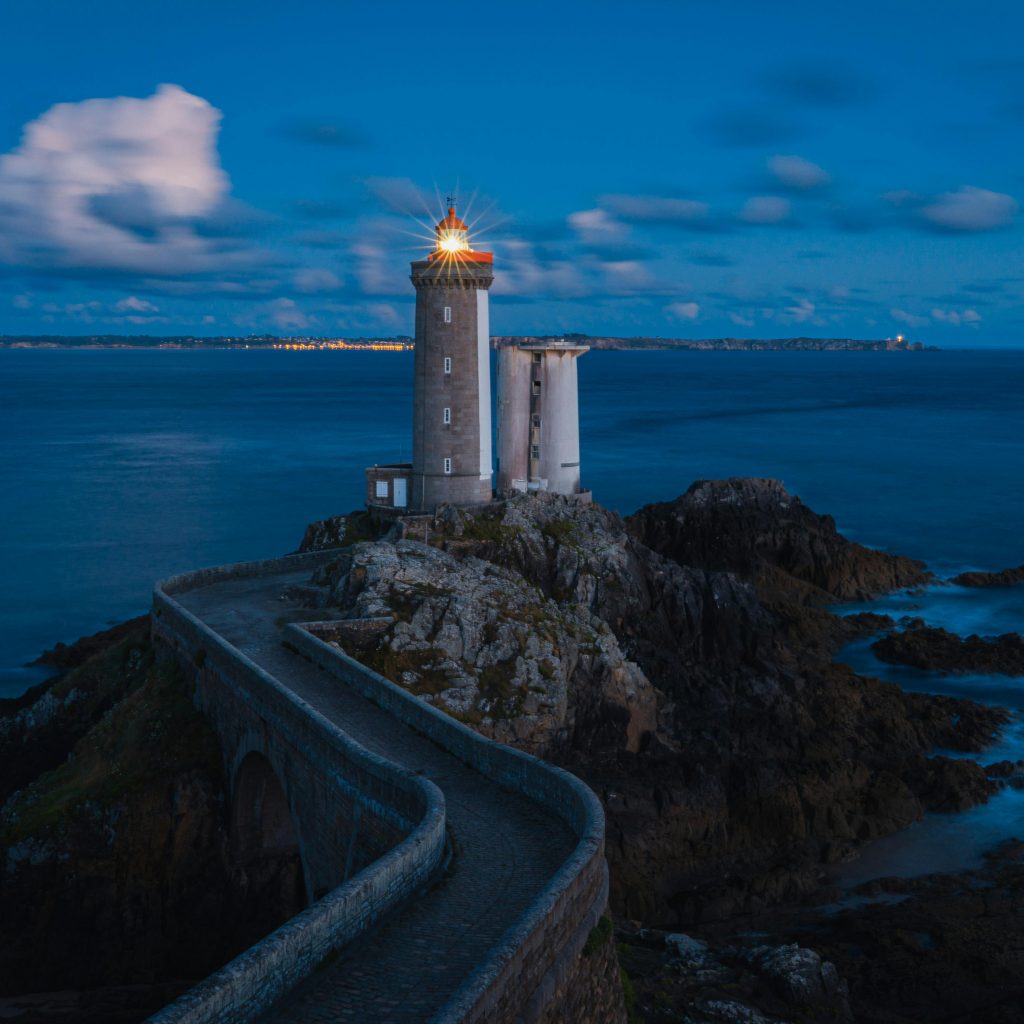 Phare romantique au coucher du soleil près de Brest, cadre idéal pour une love room et un week-end insolite en amoureux