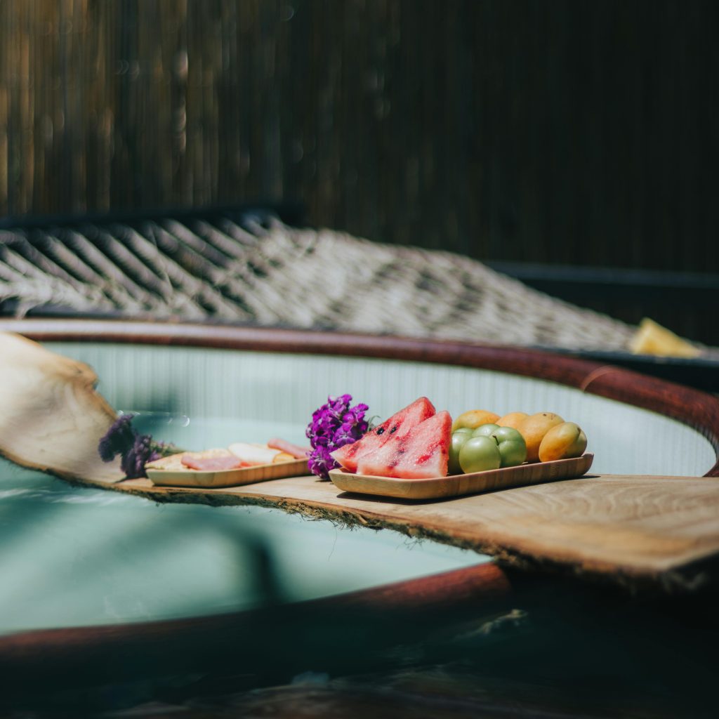 Ambiance cocooning dans une love room avec spa et plateau gourmand près de Brest pour une escapade romantique