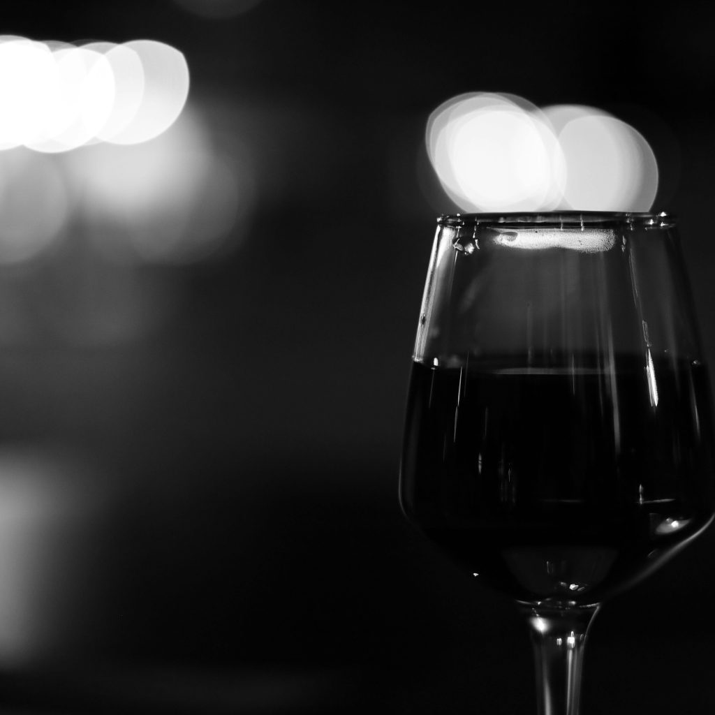 Verre de vin rouge dans une ambiance intimiste, soirée romantique en love room à Brest et ses alentours