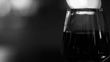 Verre de vin rouge dans une ambiance intimiste, soirée romantique en love room à Brest et ses alentours