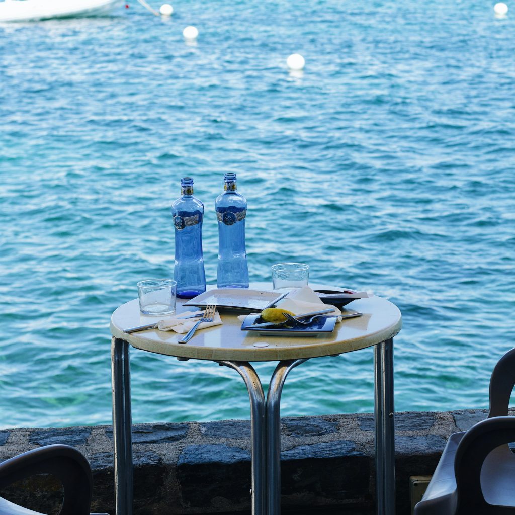 Déjeuner romantique en terrasse avec vue sur la mer, cadre idéal pour une love room à Brest et alentours