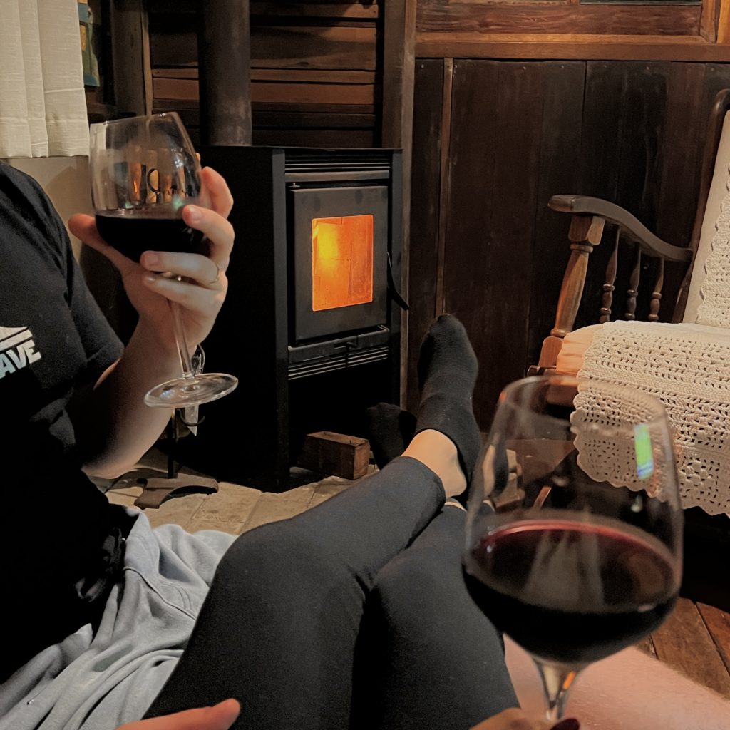 Découvrez une love room en Bretagne avec lit à baldaquin et décoration romantique pour un séjour en couple.