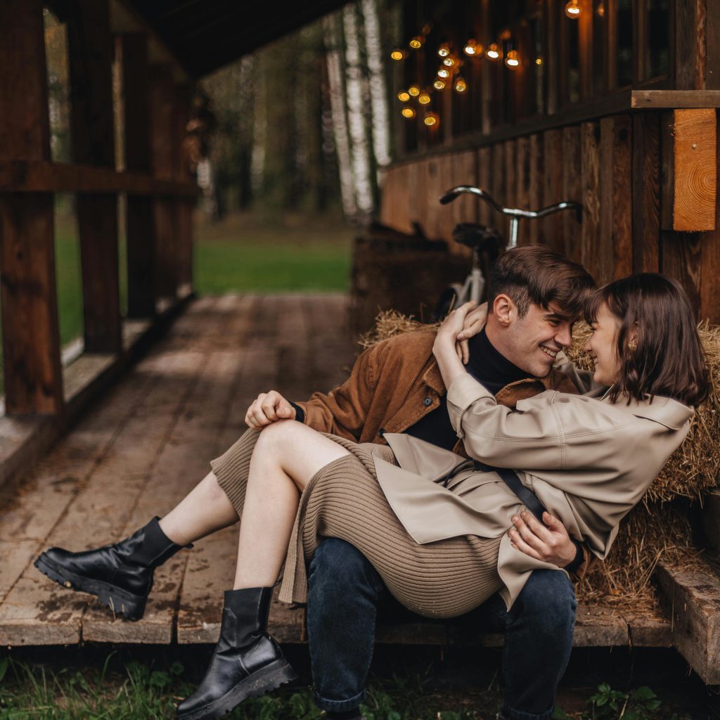 Découvrez une love room en Bretagne avec lit à baldaquin et décoration romantique pour un séjour en couple.