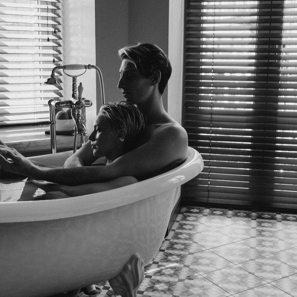 Espace bien-être d'une love room en Bretagne avec une grande baignoire balnéo idéale pour se détendre en amoureux.