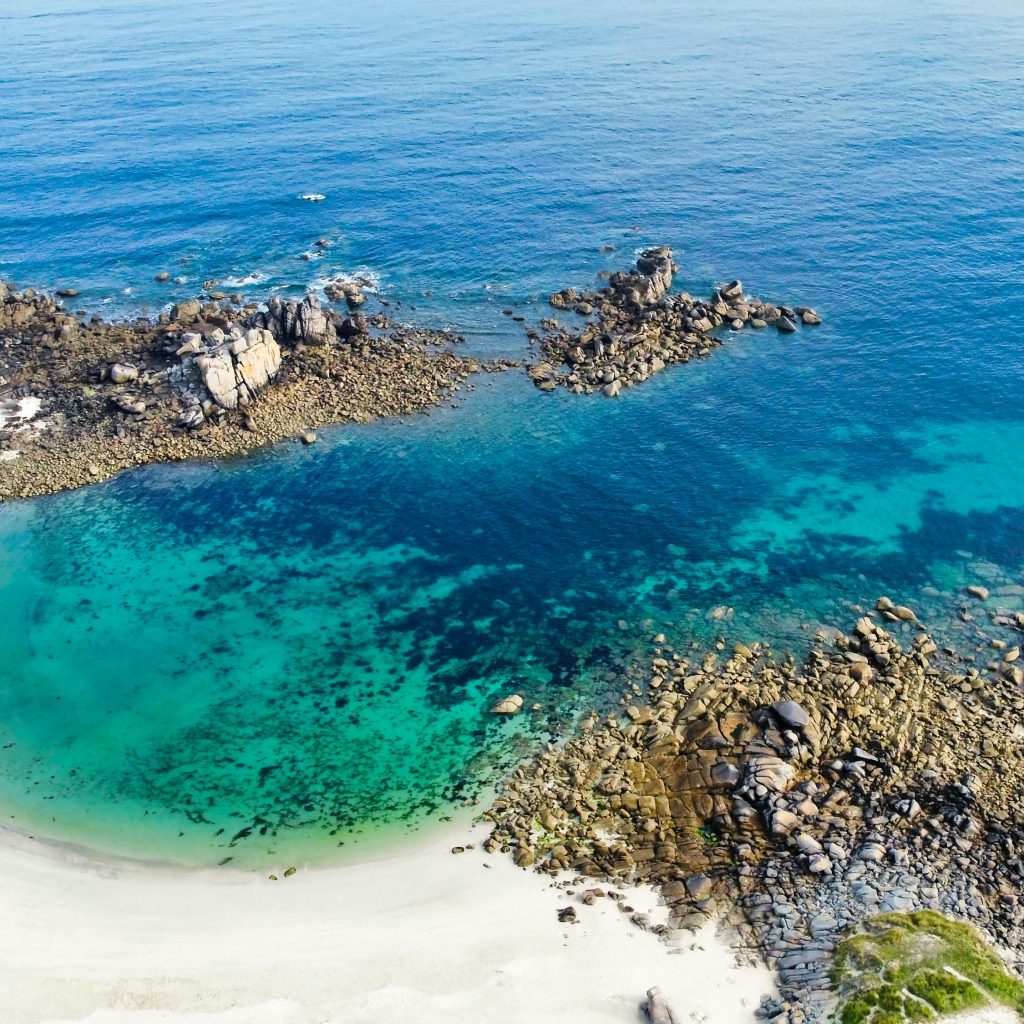 Plage sauvage et eaux turquoise en Bretagne, cadre idyllique pour un séjour romantique en love room avec jacuzzi privatif