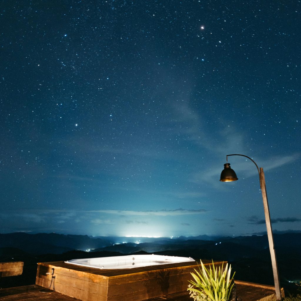Love room en Bretagne avec jacuzzi privatif extérieur sous un ciel étoilé, pour une nuit romantique inoubliable