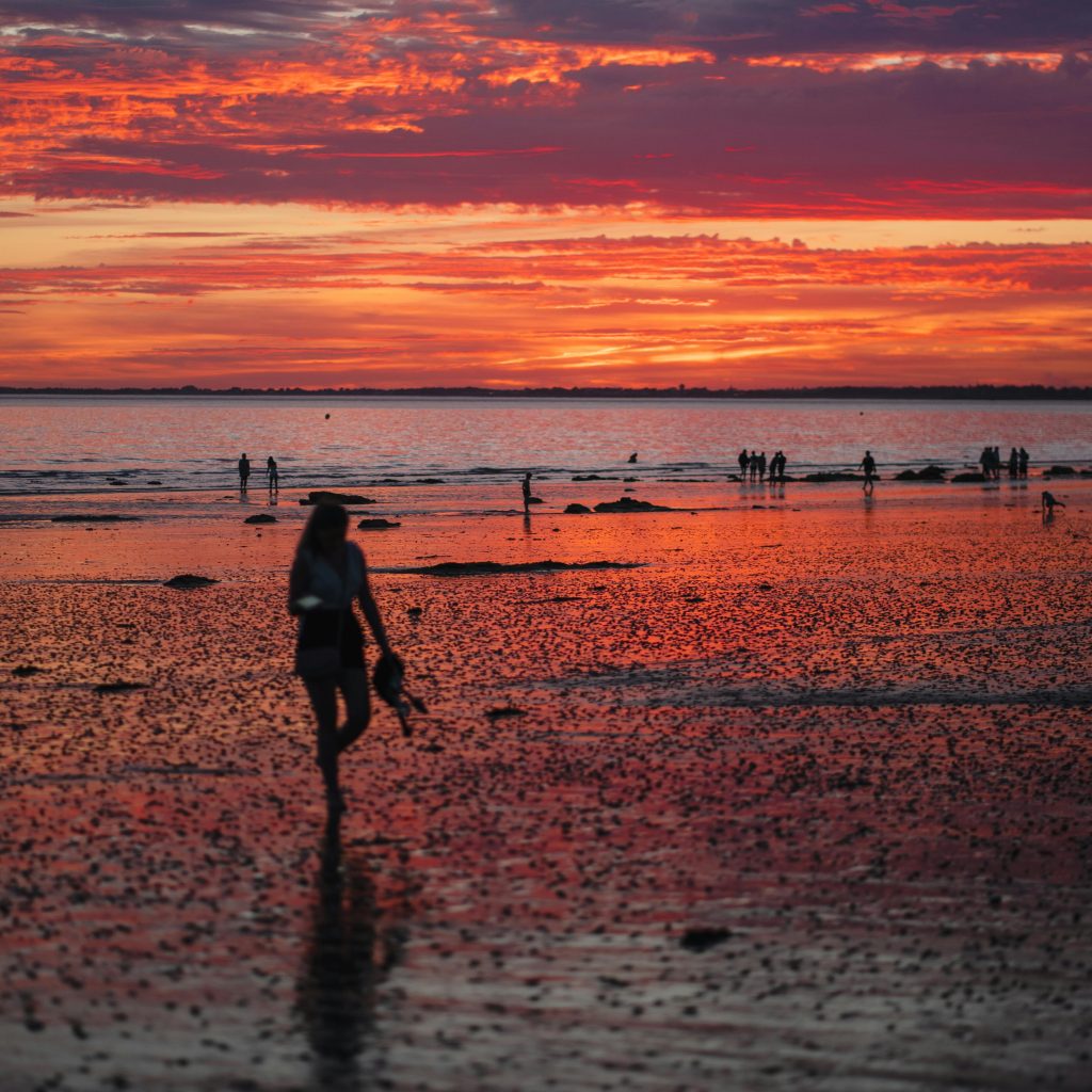 Coucher de soleil sur la plage en Bretagne, parfait pour une escapade en couple dans une love room avec jacuzzi privatif